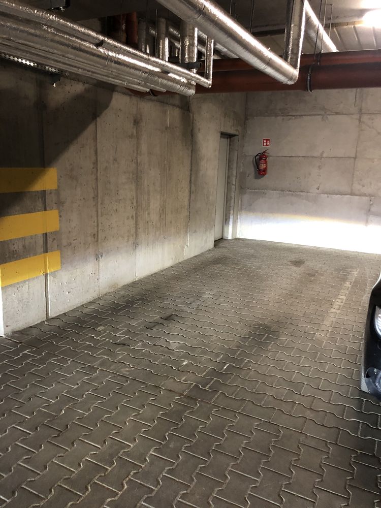 Sprzedam miejsce postojowe ul. Traugutta 38B