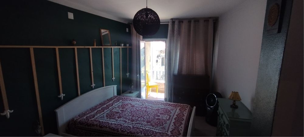 Vende-se pequena e acollhedora casa em cortes do meio