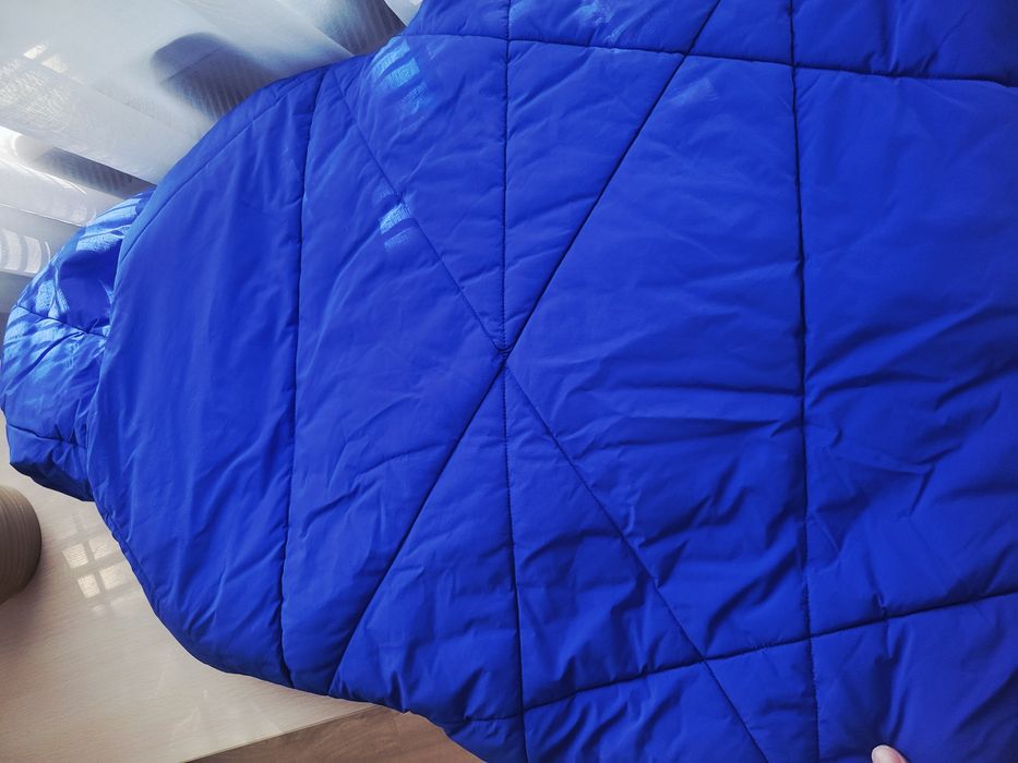 Куртка в насиченому синьому кольорі.