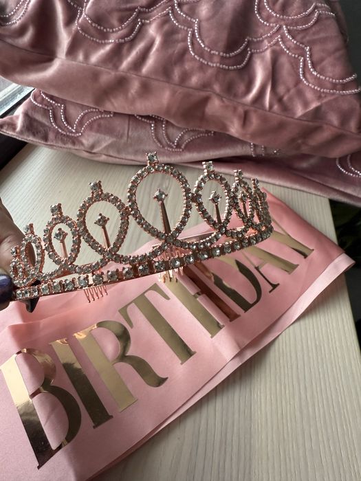 Корона та стрічка