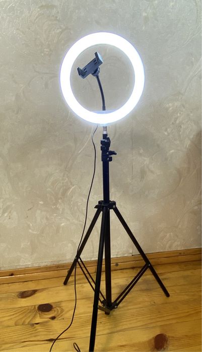 Продам лампу зі штативом