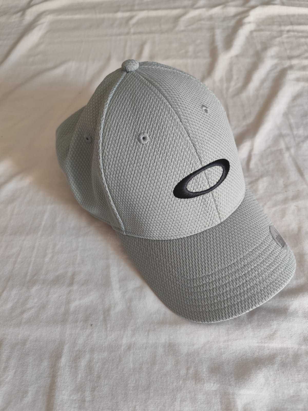 Boné Oakley Cinza – Como Novo