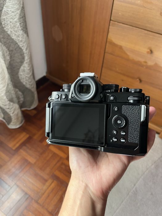 Nikon ZF Como Nova com grip da Neewer adicional