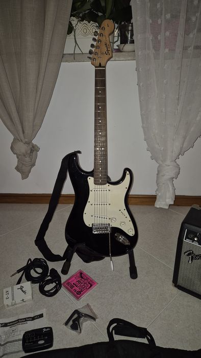 Guitarra Squier Fender e amplificador Fender 15G