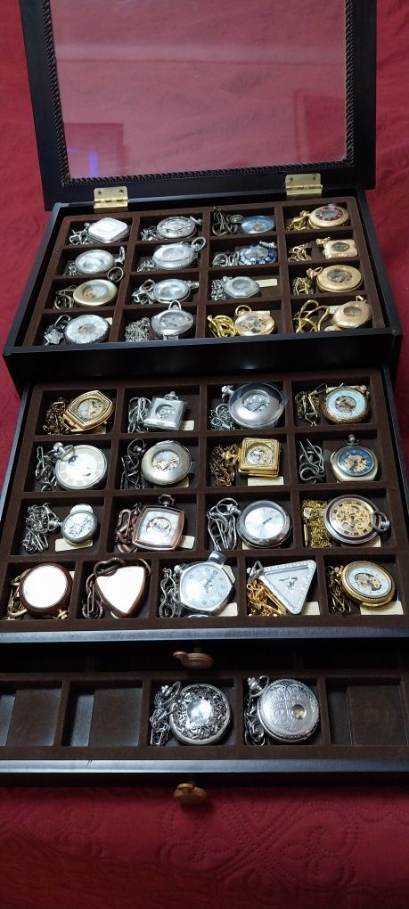 Coleção de relógios de bolso novos todos a corda, em expositor de made