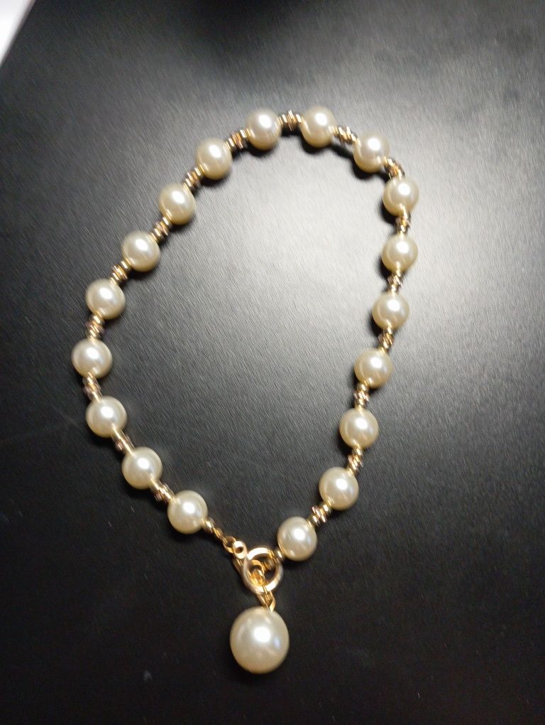 Colar pérolas com fecho dourado
