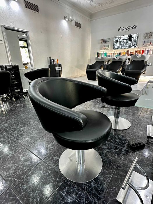Cadeira e espelhos para salão de cabeleireiro