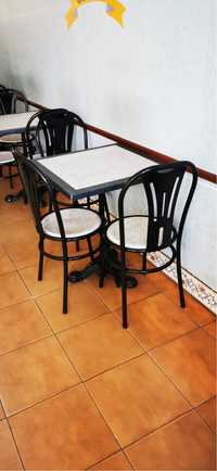 Cadeiras e mesas de cafe