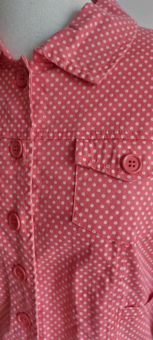 Casaco vermelho às bolinhas brancas