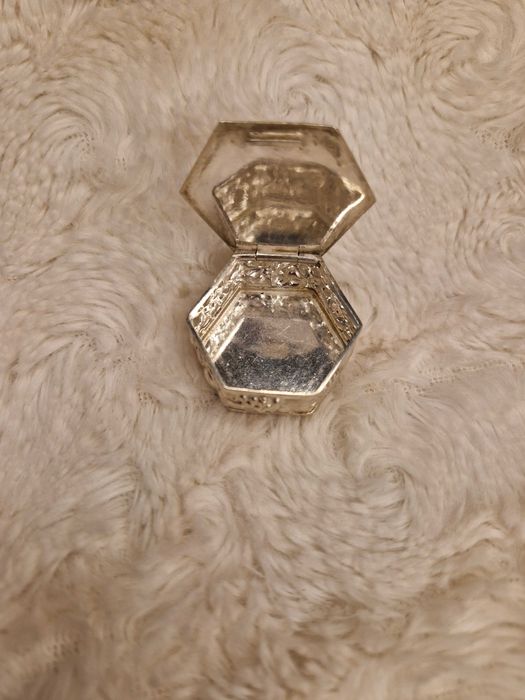 Caixinha Antiga em Prata Trabalhada – com Marca de Contraste