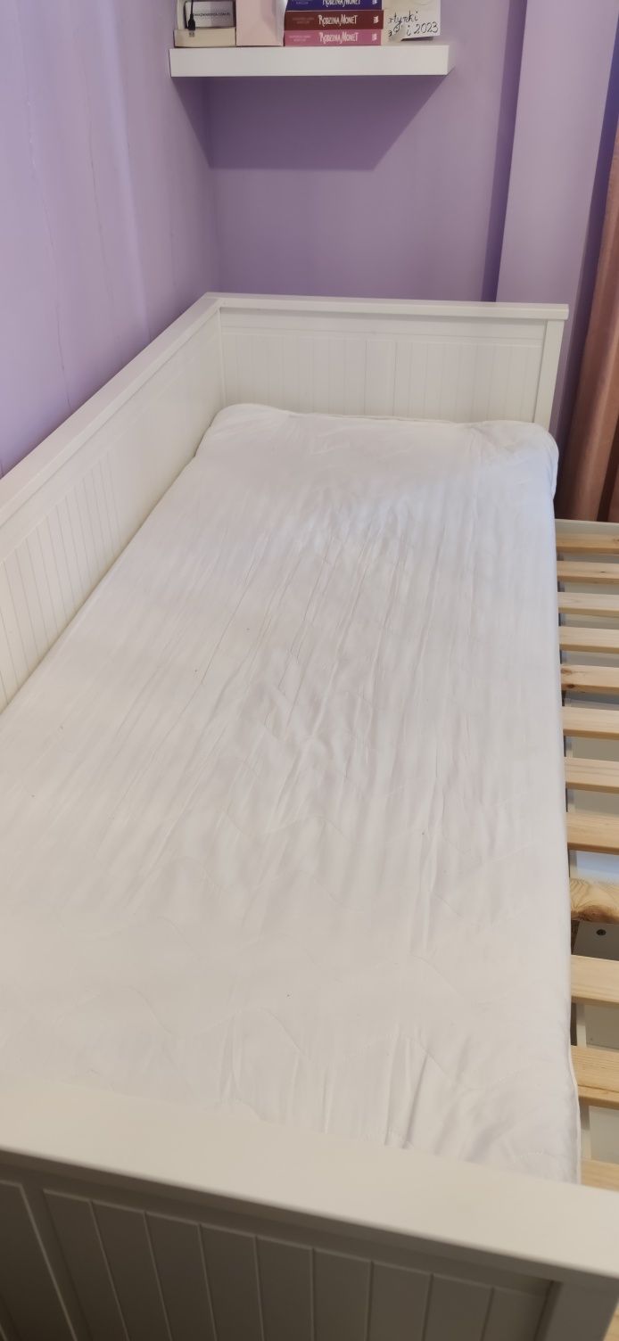 Łóżko białe z możliwością spania dla dwóch osób z 3 szufladami na pośc