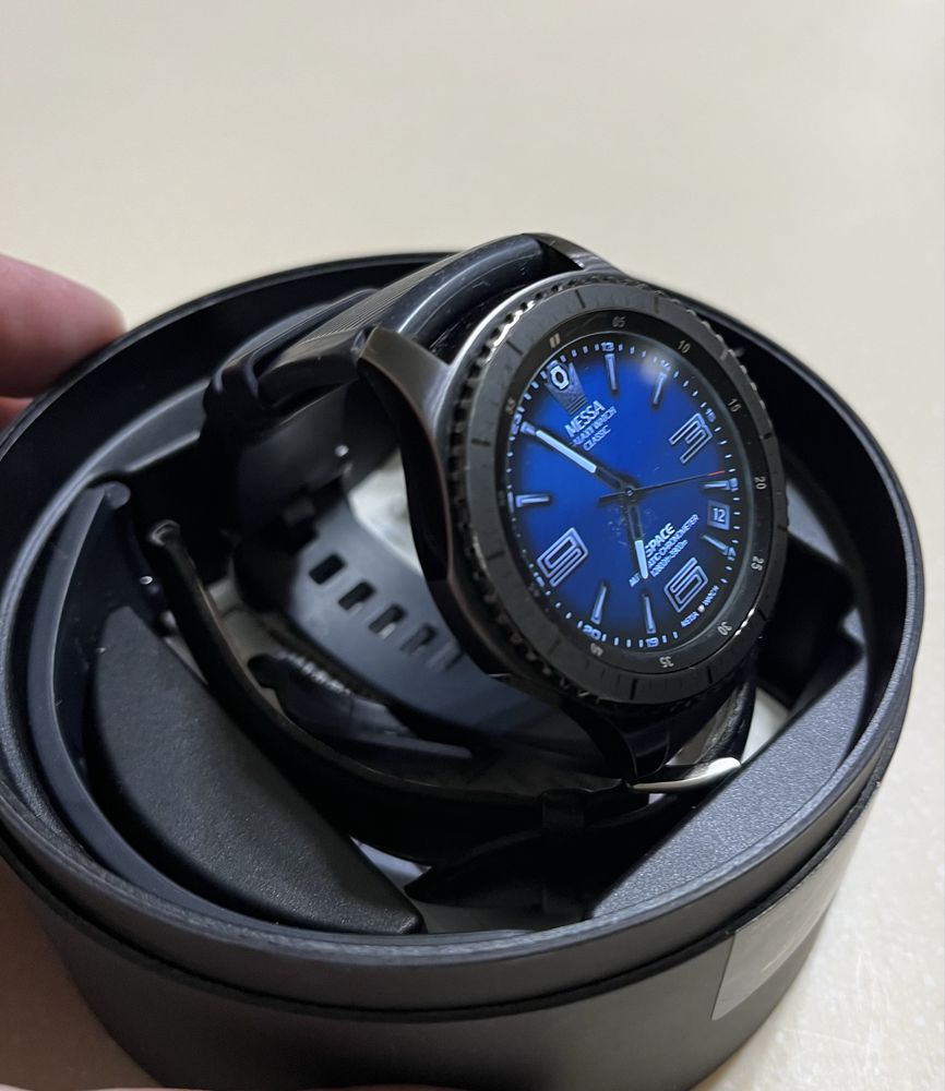 Часы Samsung Gear S3 frontier в отличном состоянии.