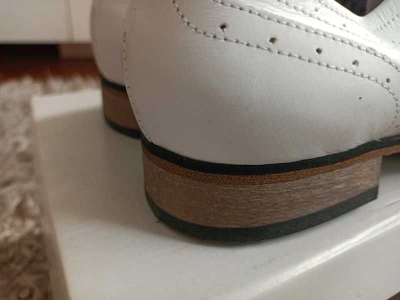 Białe skórzane oksfordki jazzówki zapato rozmiar 39