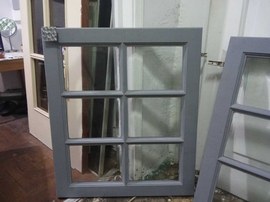 2 portas pequenas de madeira e vidro