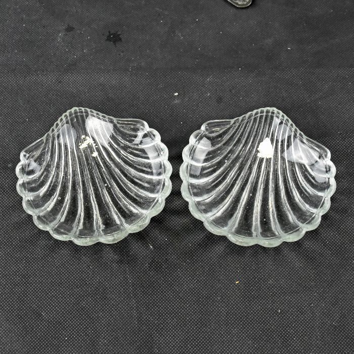 Par de manteigueiras em forma de concha com faca, em casquinha e vidro