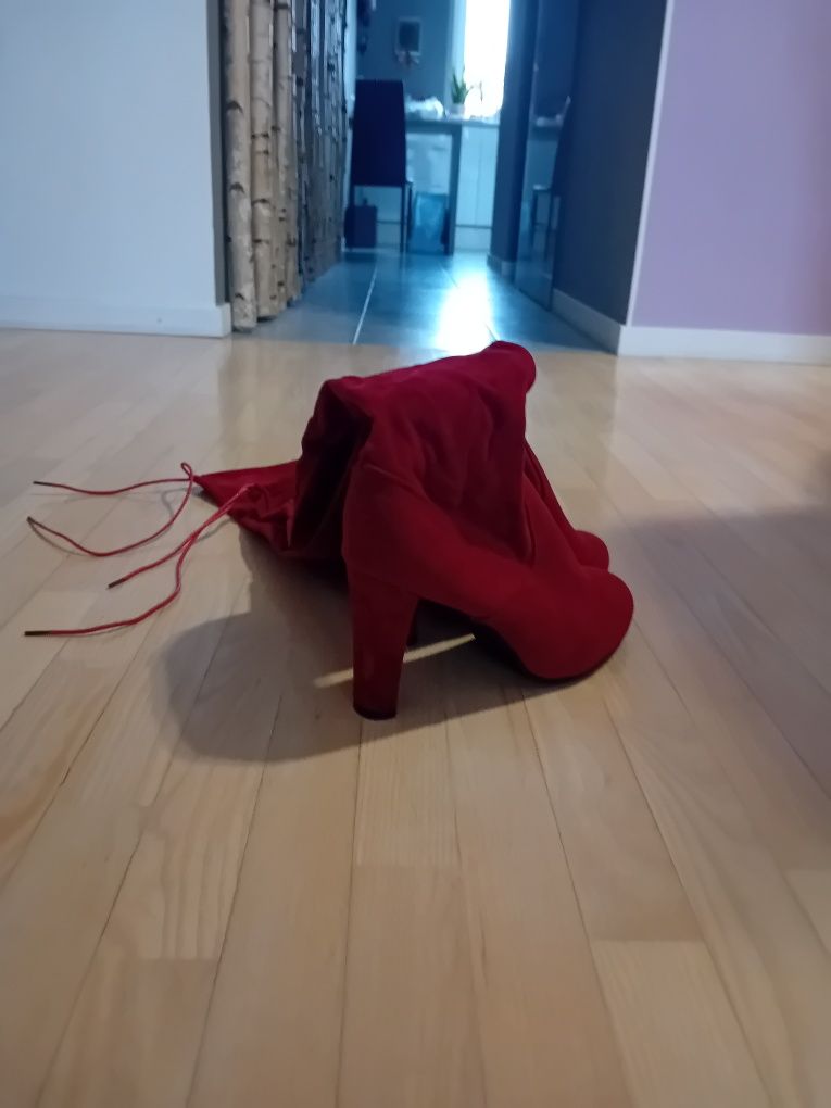 Nowe eleganckie modne kozaki za kolano