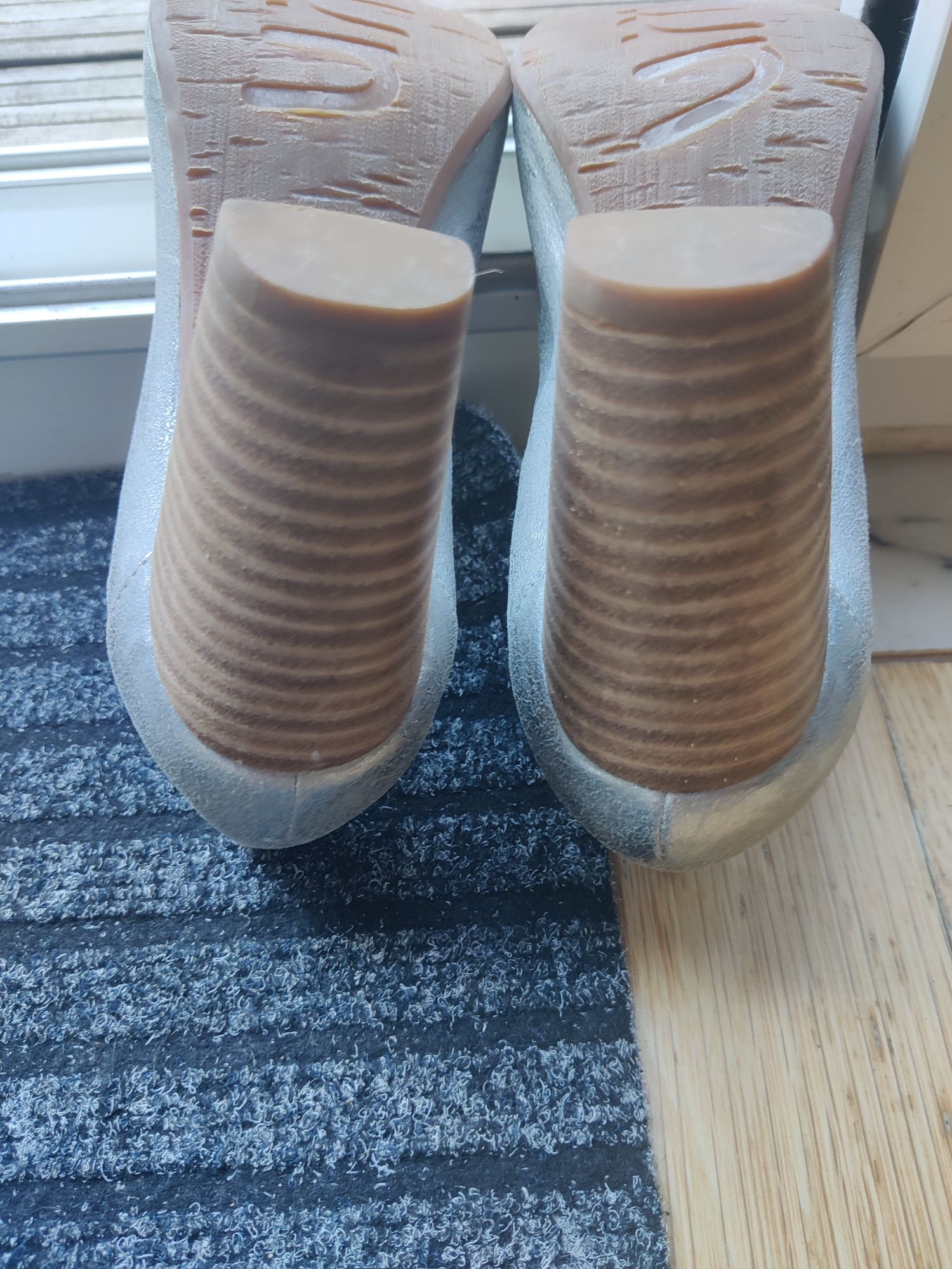 Sapatos prateados, saltos altos, 36, Un monde d'été