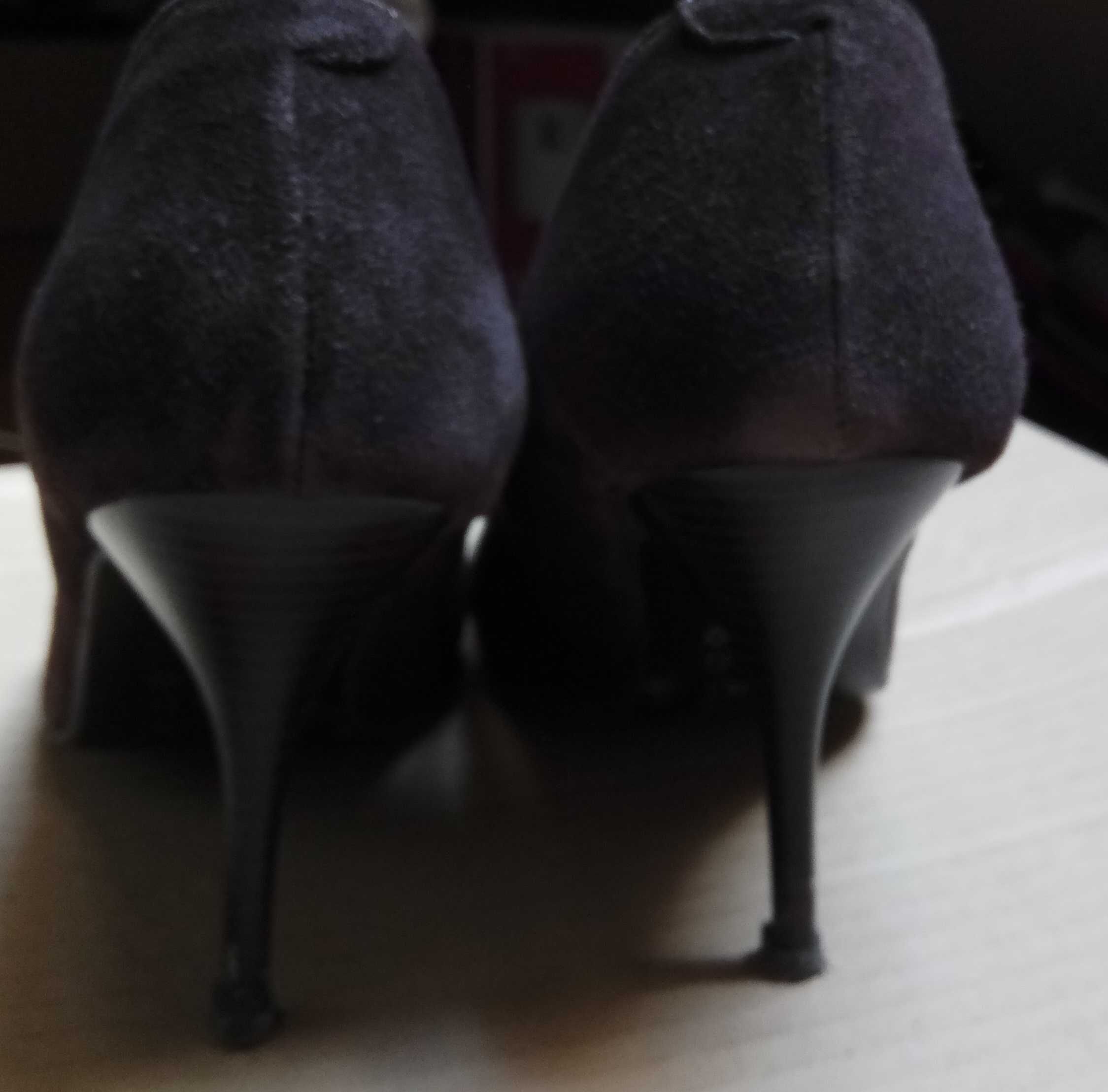 Sapatos castanhos salto alto em camurça