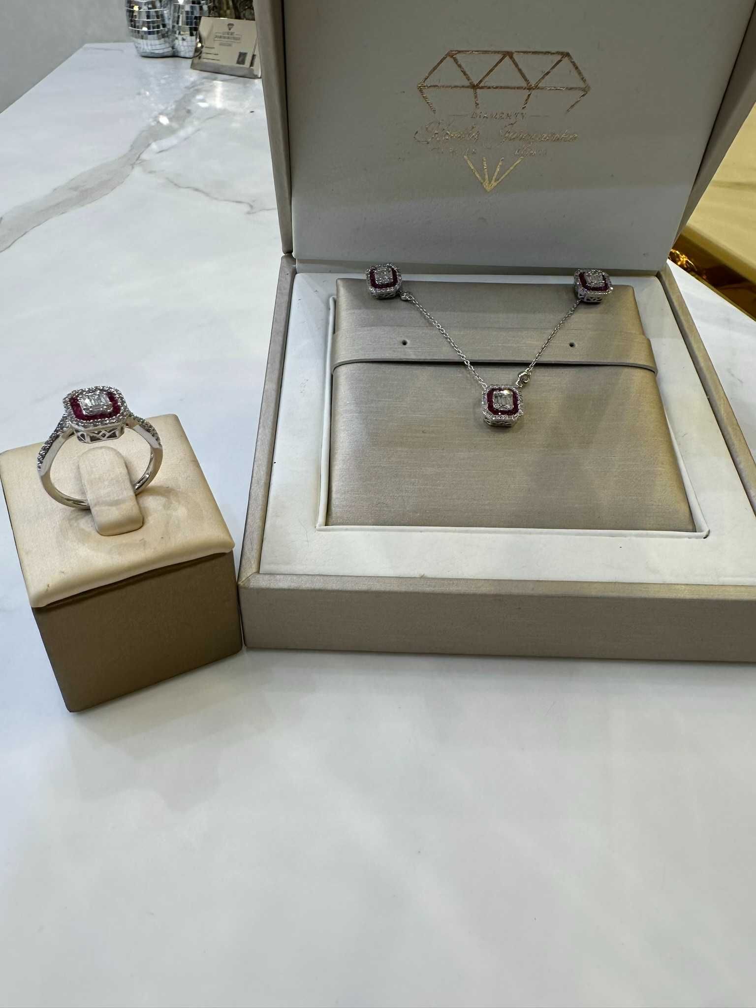 Naszyjnik wisiorek rubiny diamenty bagiety 0.85 Ct