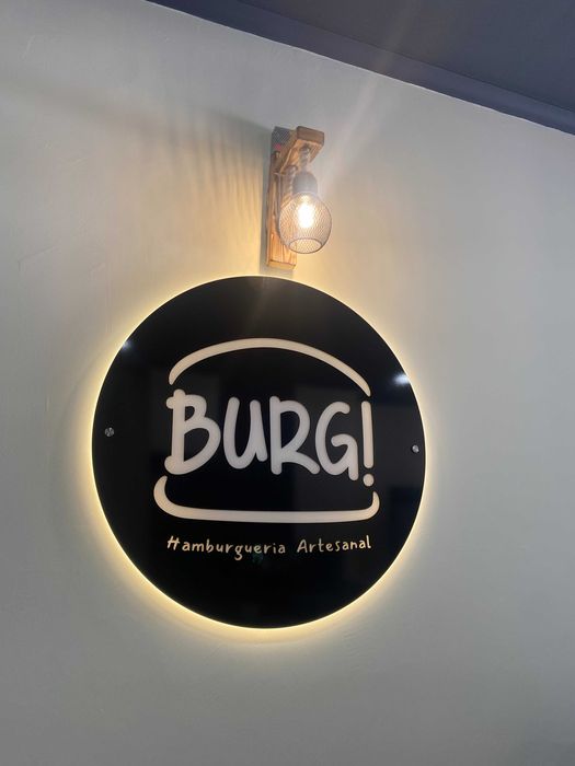 Destaque o seu logótipo utilizando acrílico com ou sem iluminação.