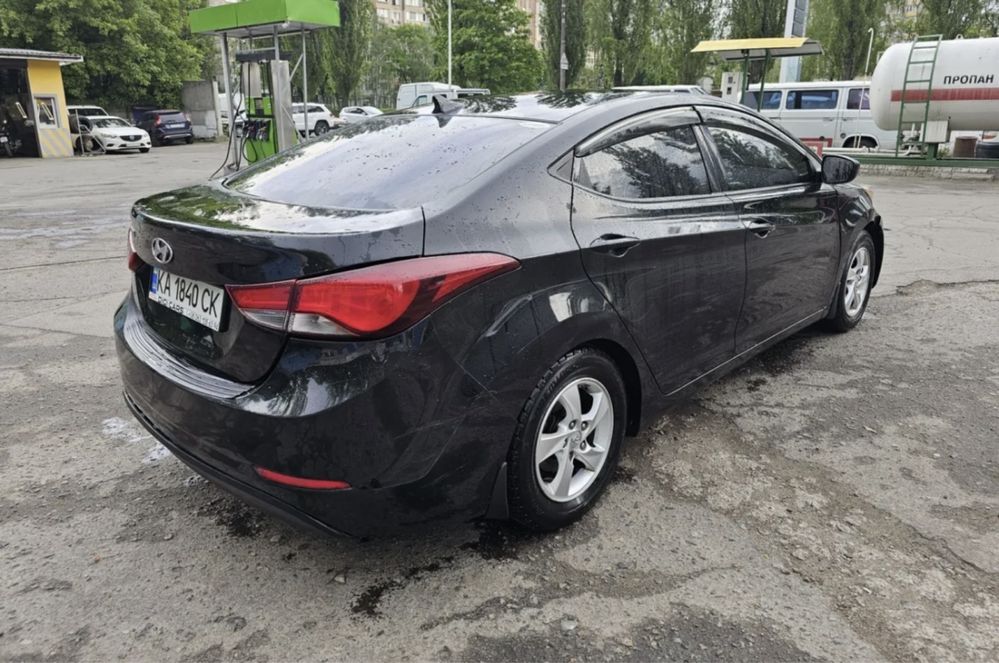 Hyundai Elantra 2015 рік на автоматі на газу