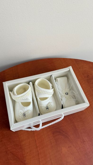 Komplet dla noworodka dziewczynki: opaska i kapcie