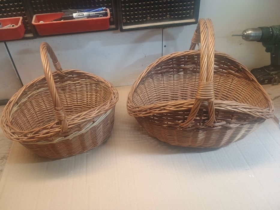 Dwa koszyki wiklinowe