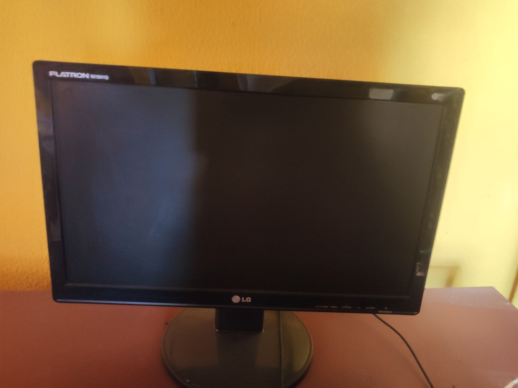 Monitor, teclado e rato