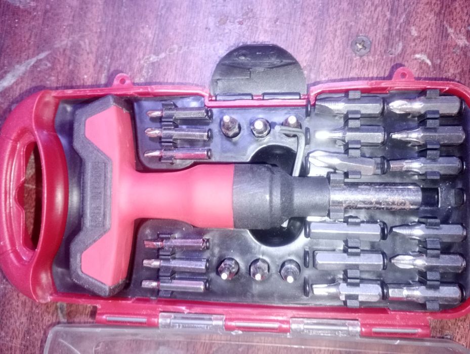 Продам маленький набор отвёртка с бытами  26 шт