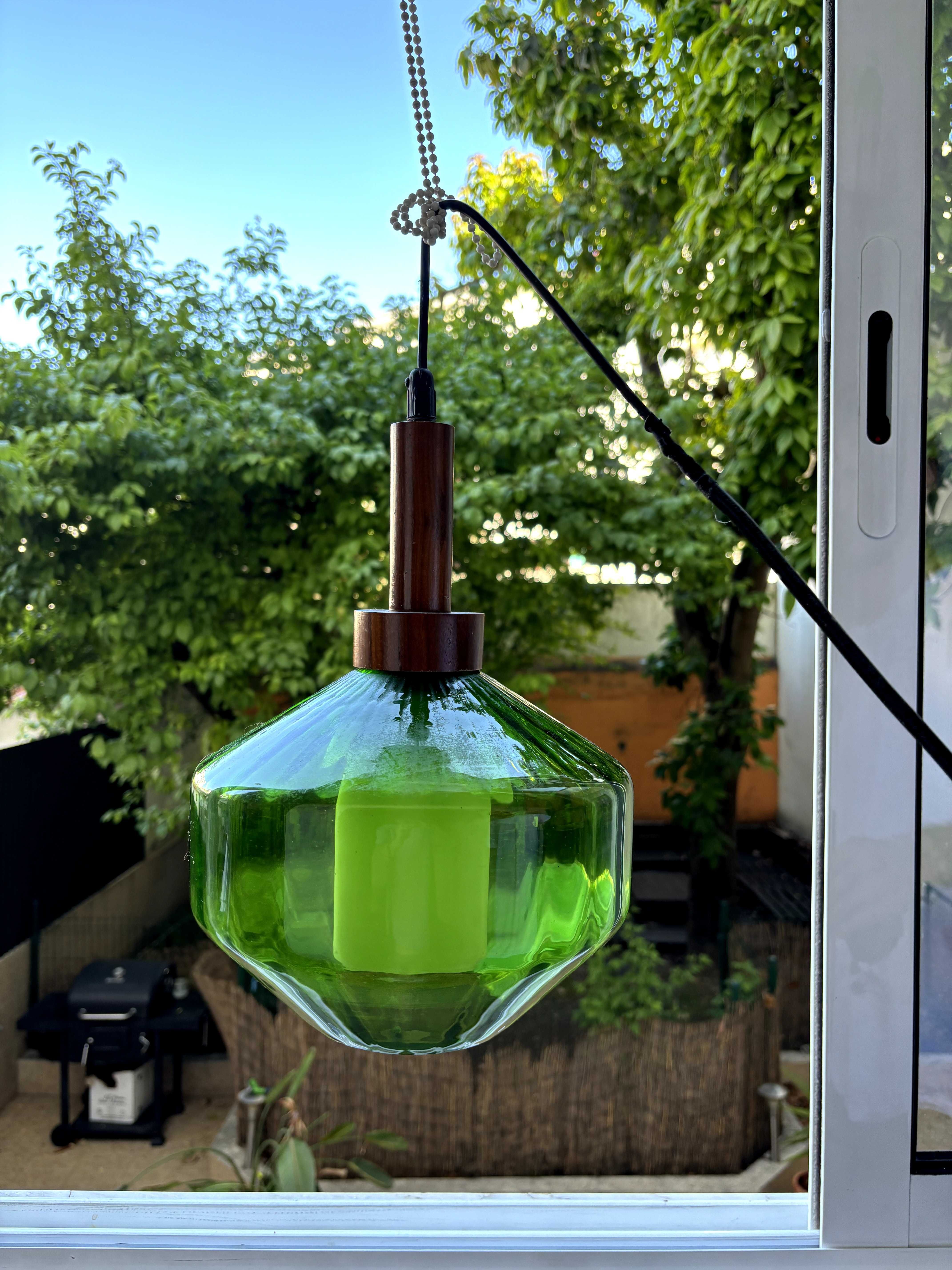 Candeeiro de vidro vintage verde com suspensão em madeira