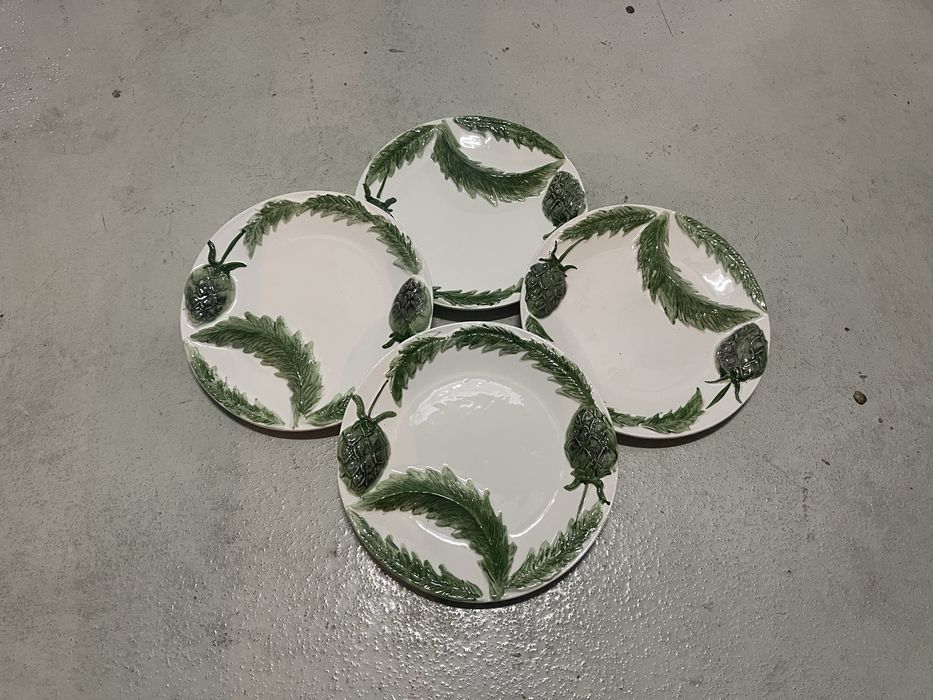 Varios pratos iguais, com relevo