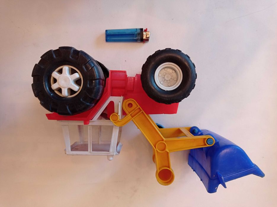 продам іграшки-трактор з ковшем, зенітка, БТР-60, машинки раллі і т.п.