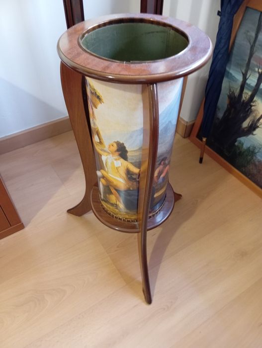 Quadros, chapeleira, candeeiro.