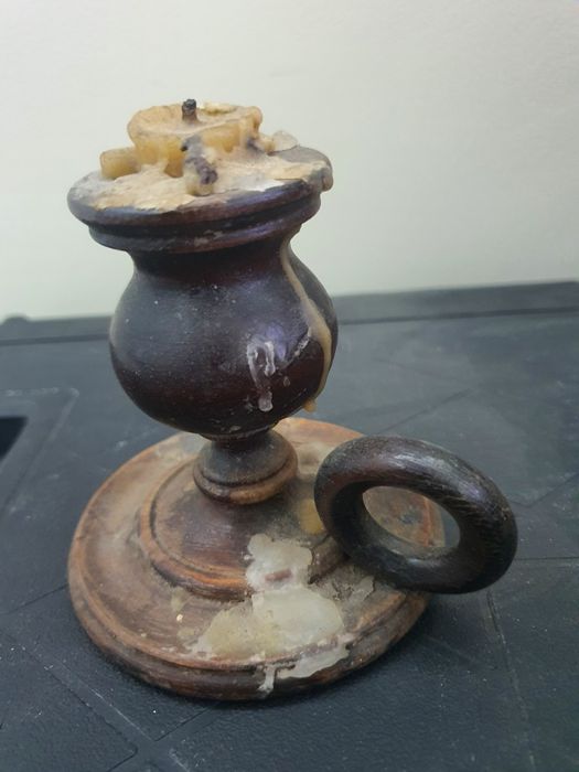 Pojedynczy drewniany świecznik