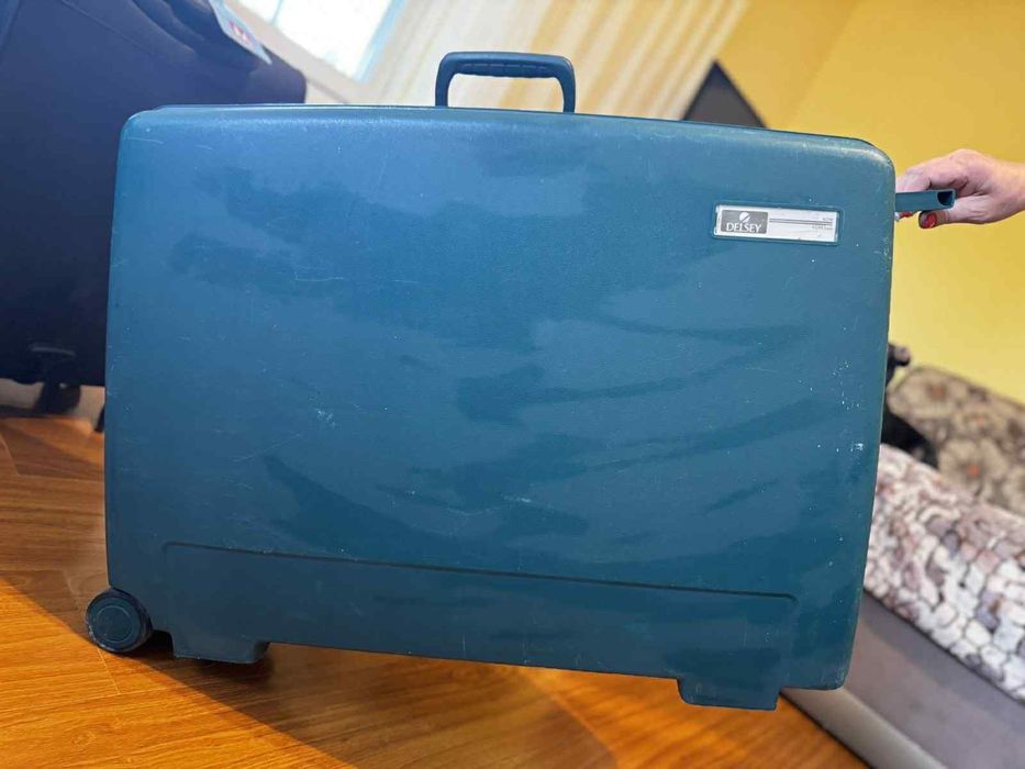 Продам пластиковые чемоданы.