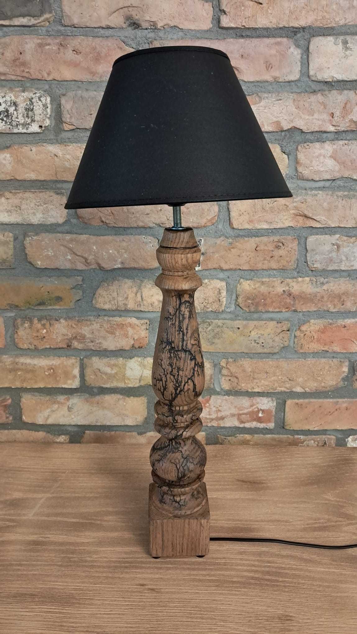 Lampy z drewna ręcznie wykonane