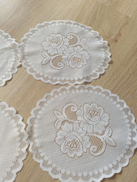 Komplet 4 uroczych białych serwetek