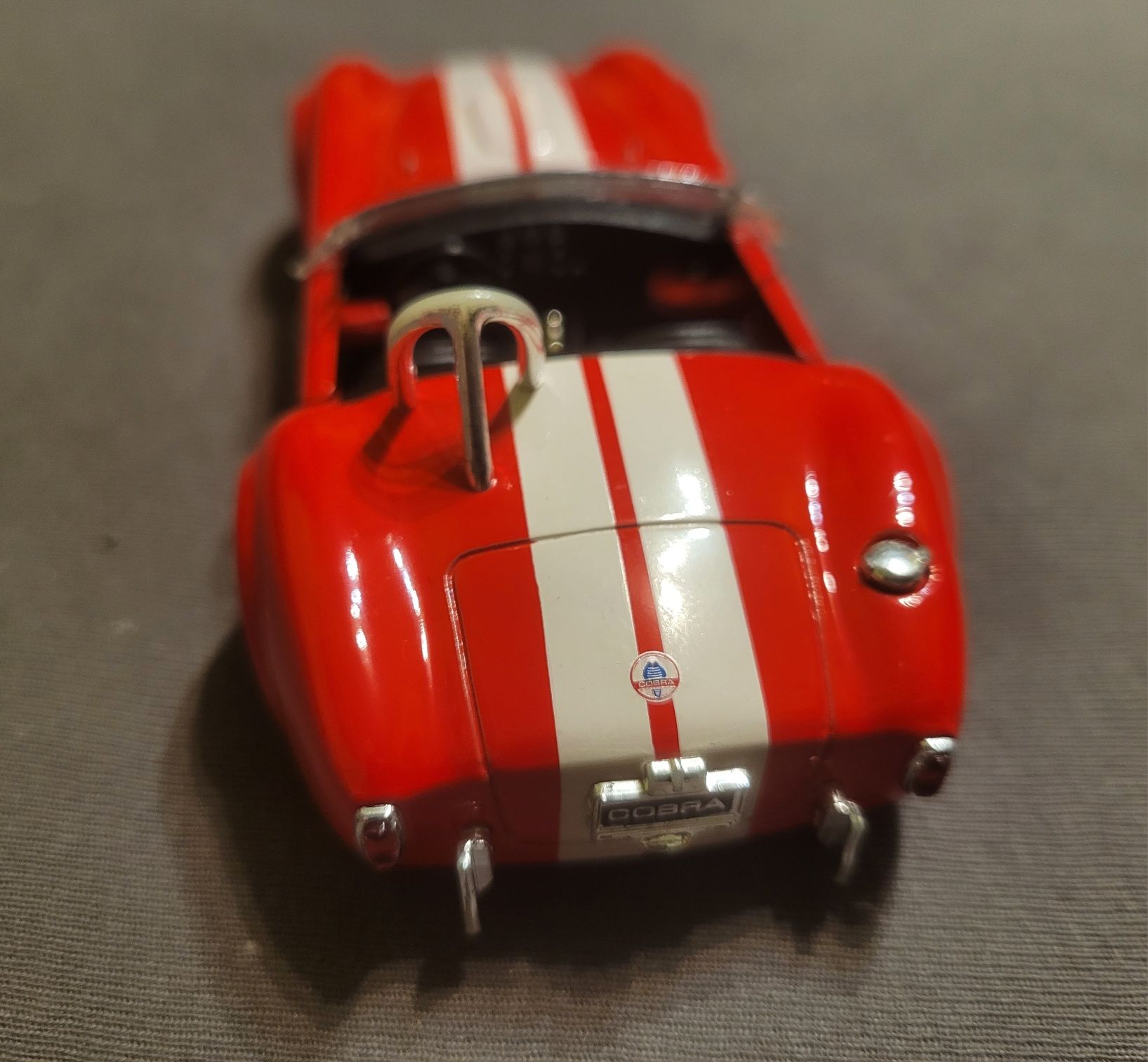 Samochód model 1965 Shelby Cobra 427 S/C od KINSMART