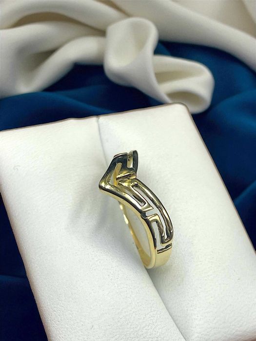 Złoty pierścionek z geometrycznym wzorem – próba 585–1,84g–rozmiar 15