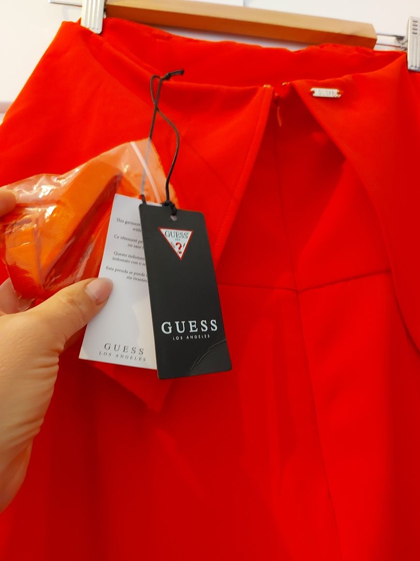 Śliczny kombinezon o prostym fasonie z kolekcji Guess Jeans z komplete