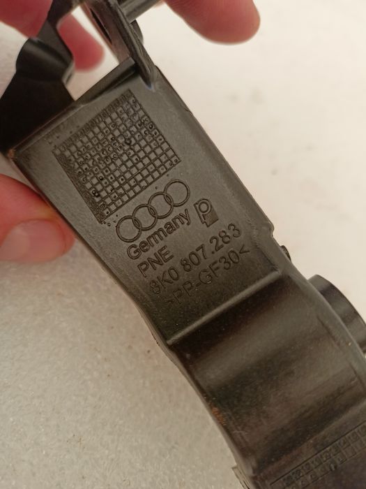 Audi A4 B8 8K 8K0 ślizg zderzaka lewy przód przedni mocowanie nowy