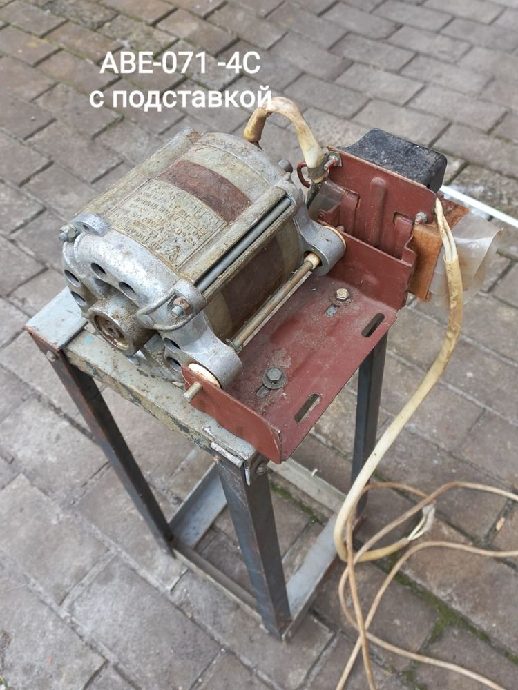 Двигатель  АВЕ 071 .Стол чугун СССР разборной металлический