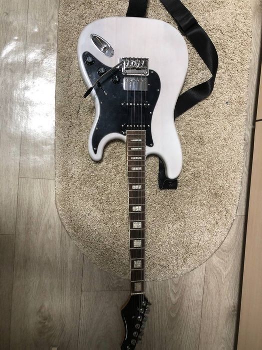 Електрогітара, в наборі комбо усилювач