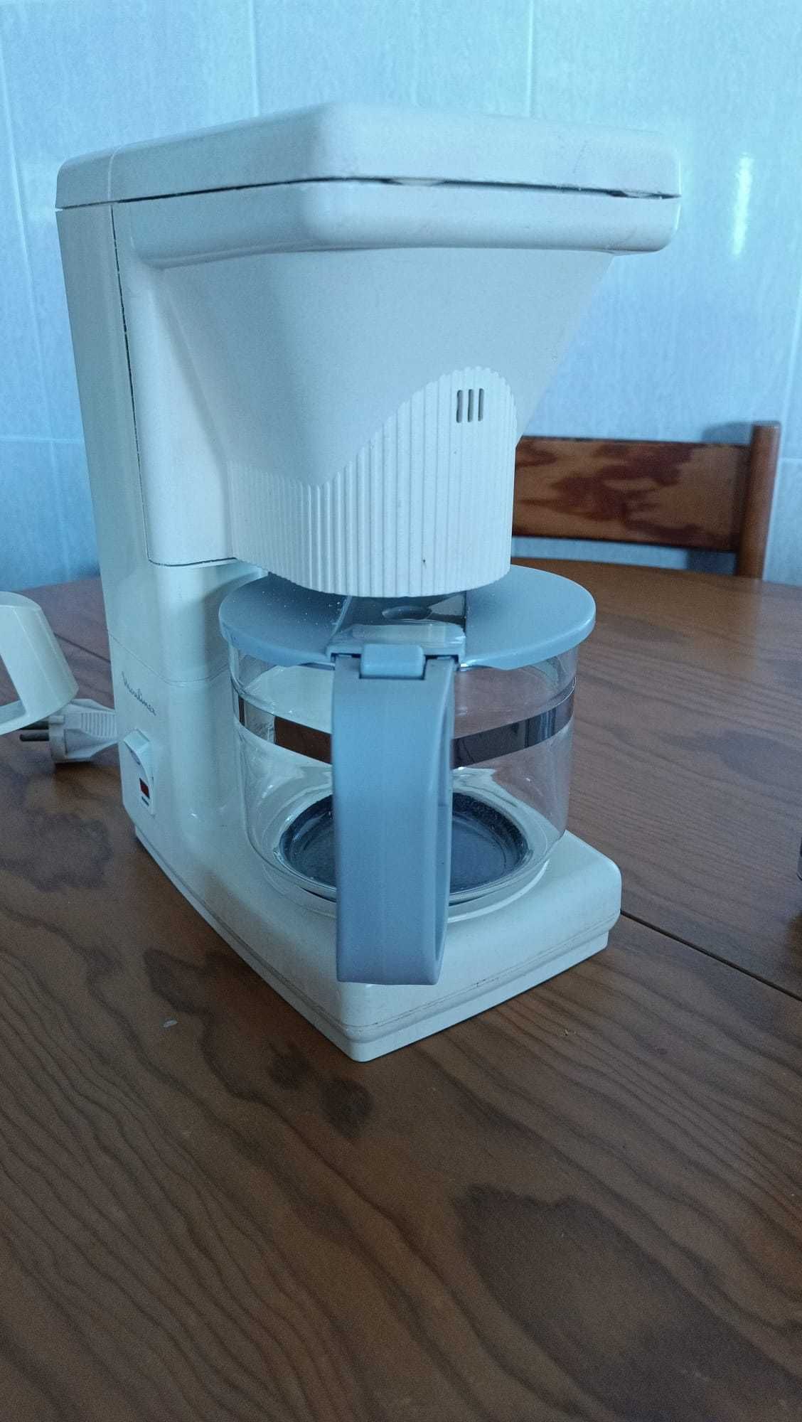 Vendo máquinas de café e espremedor.