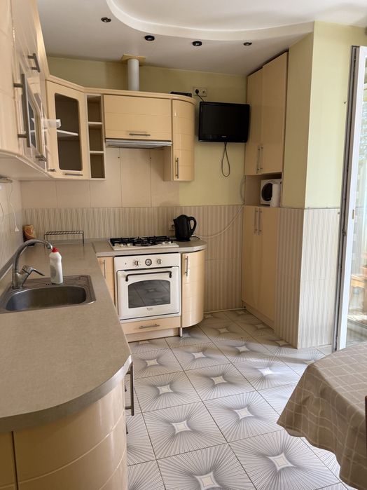 Пропоную велику 2ну 70 метрів на Сахарова під прогаму також