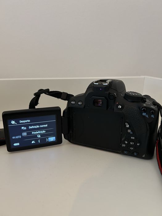 Canon 700D com lente 18-135