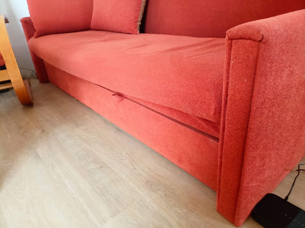 Czerwona sofa i fotele