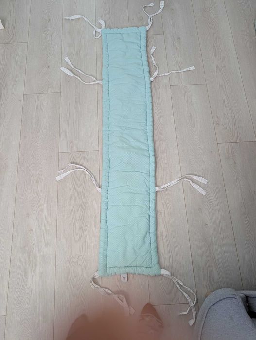 Ochraniacz osłona na łóżeczko dziecka 135 x 27 cm mięta szary gwiazdki