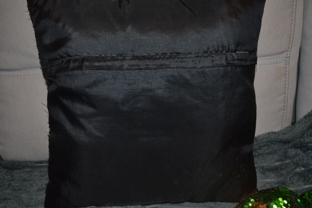 Подушка и игрушка с пайетками-перевёртышами.