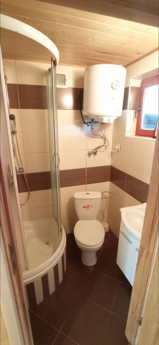 Domek w lesie nad jeziorem na Sylwestra